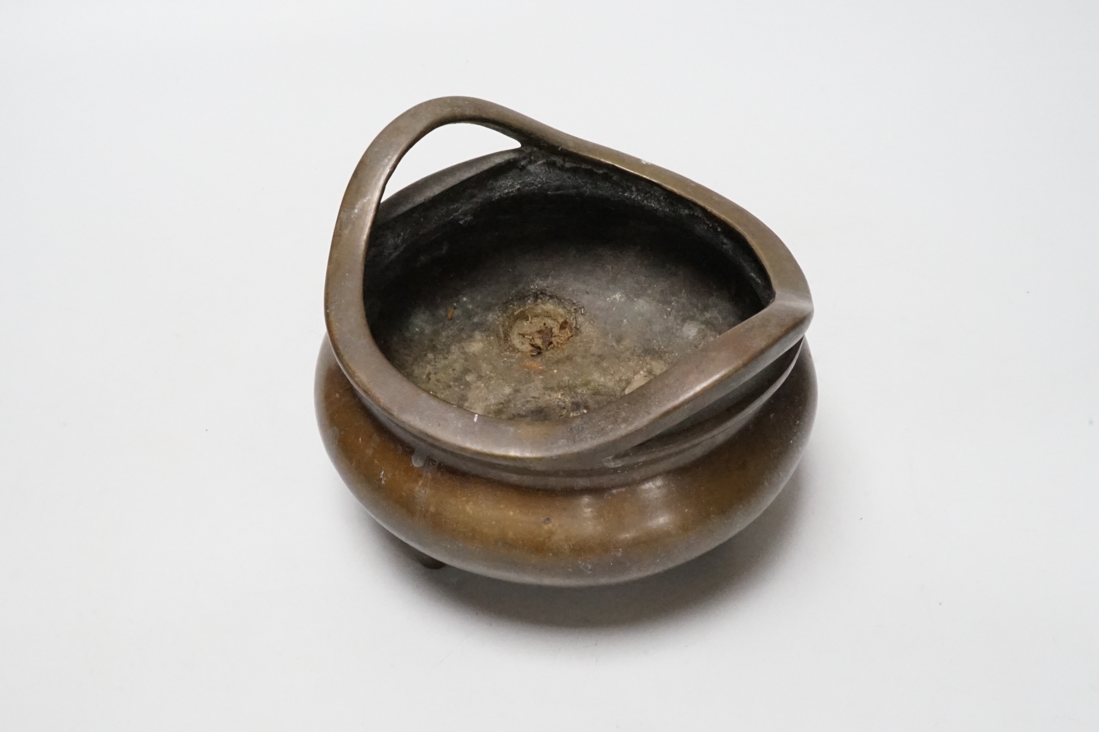 A Chinese bronze censer, 15cm wide